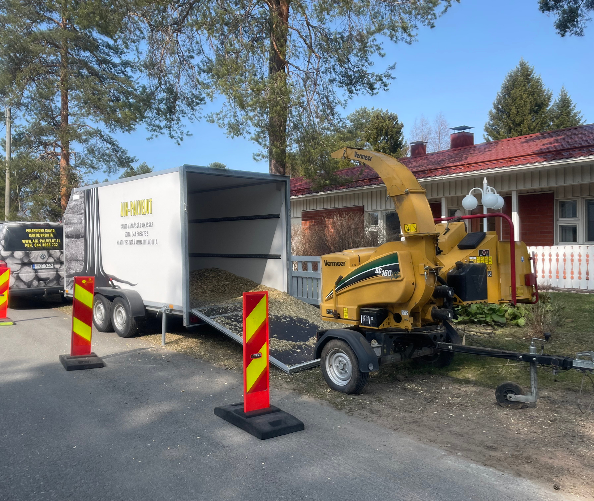 Vermeer BC160 hakkuri ja AIK-Palvelut perävaunu pihalla