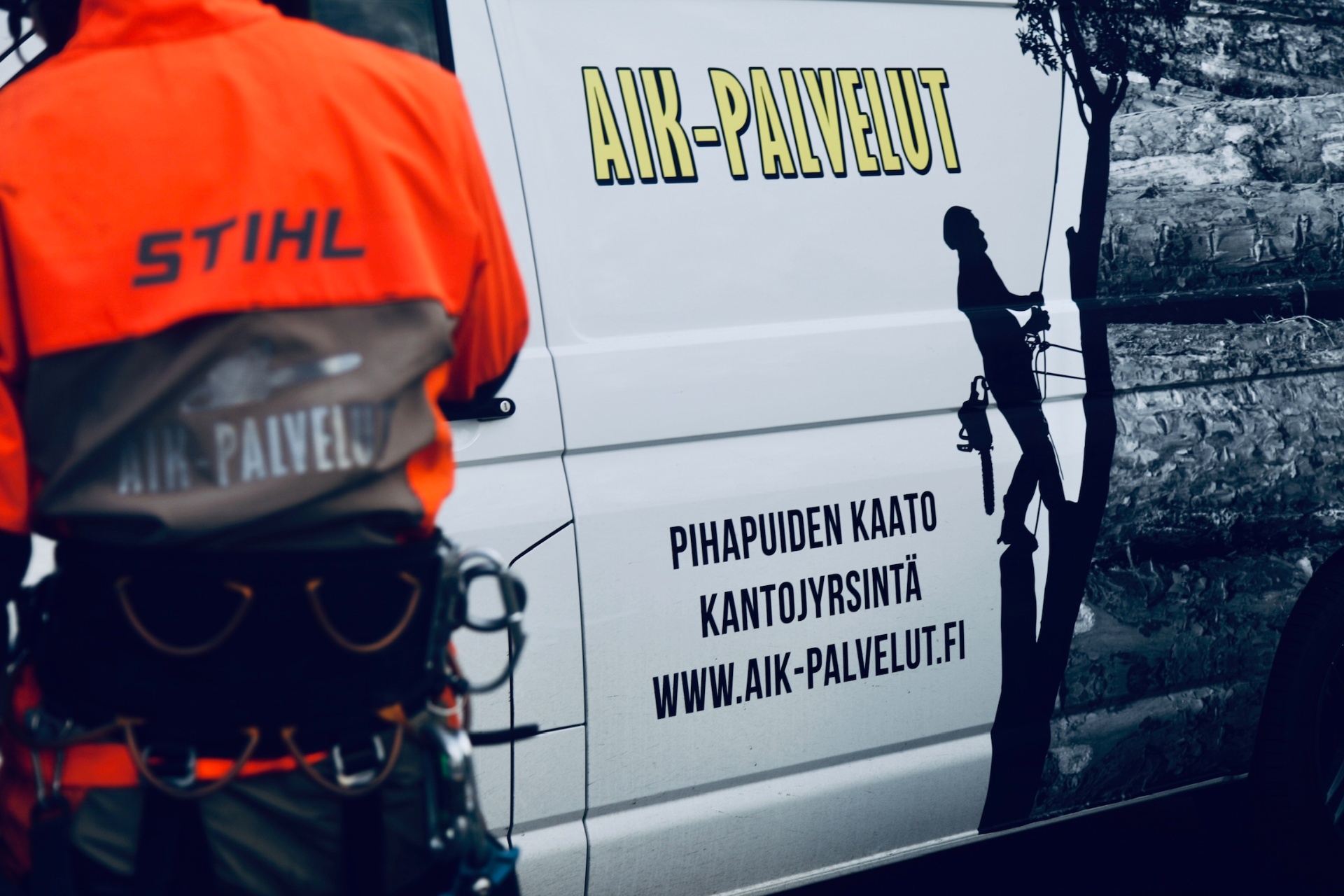 AIK-Palvelut -pakettiauto työmaalla