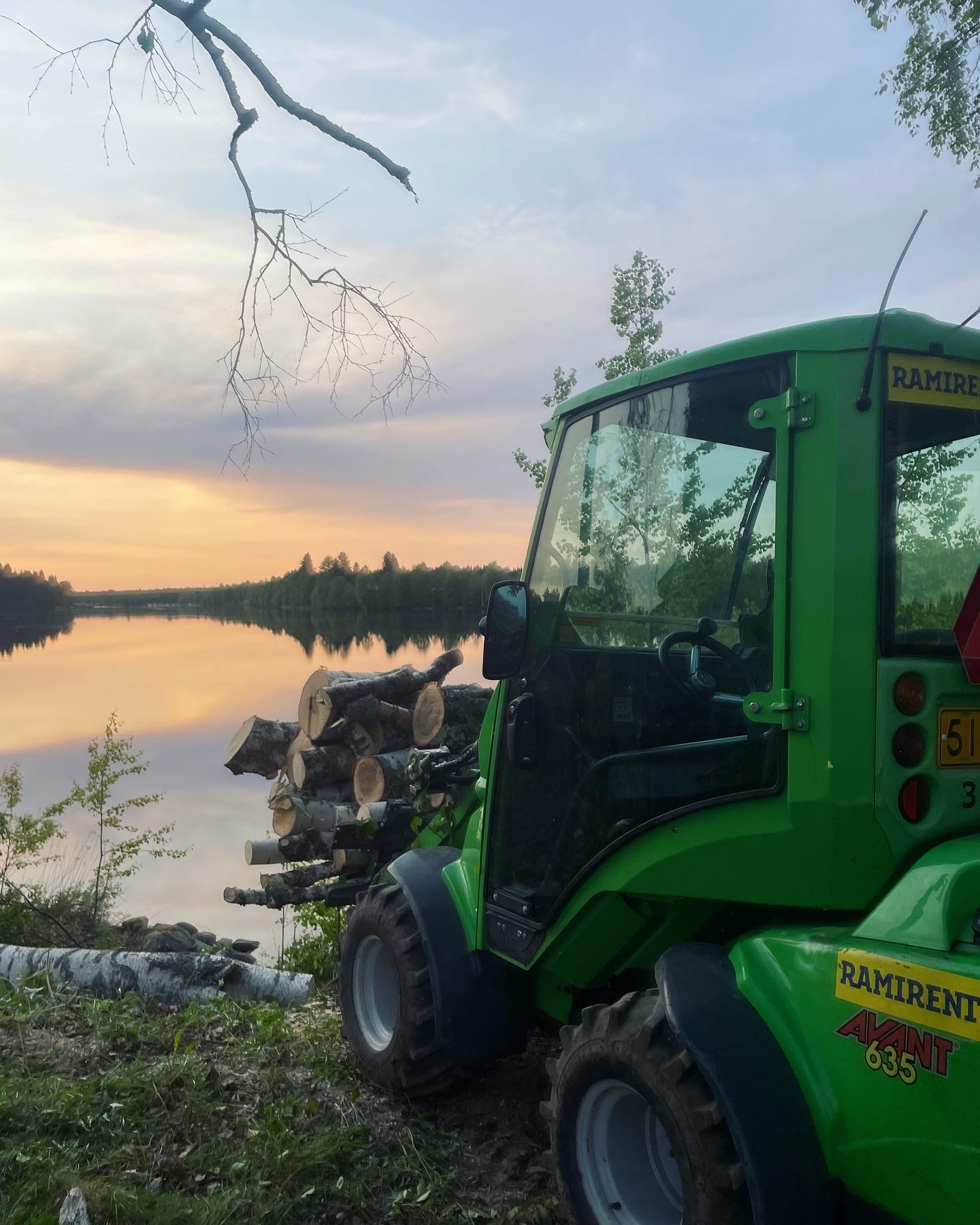 Avant 635 kuormaajalla puita auringonlaskussa